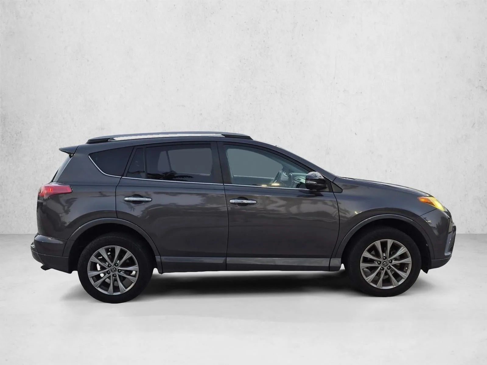 2017 Toyota RAV4 Platinum FWD (Natl) photo 4