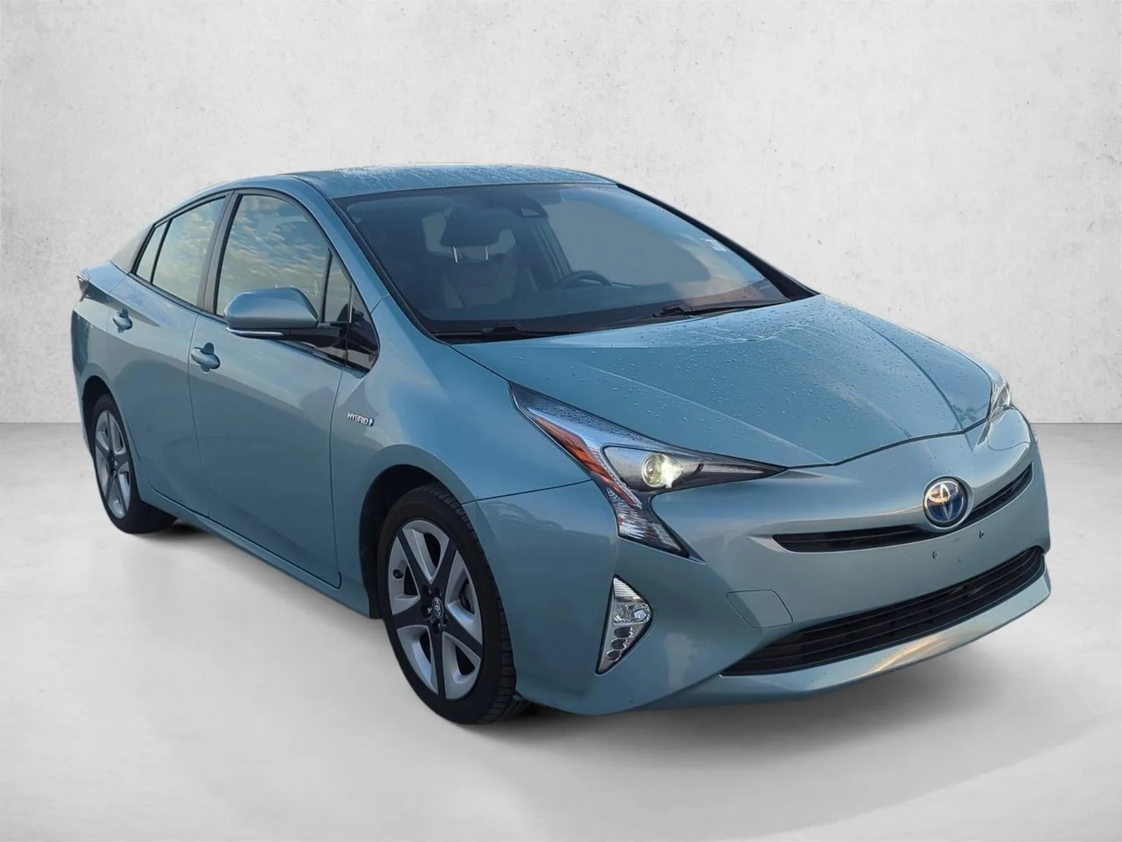 2017 Toyota Prius Three Touring (Natl) photo 4