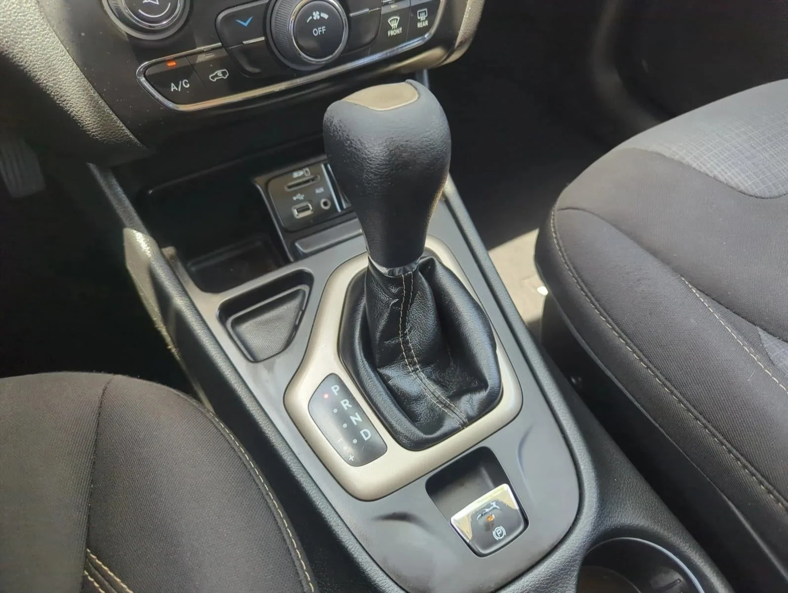 2016 Jeep Cherokee FWD 4dr Latitude photo 9