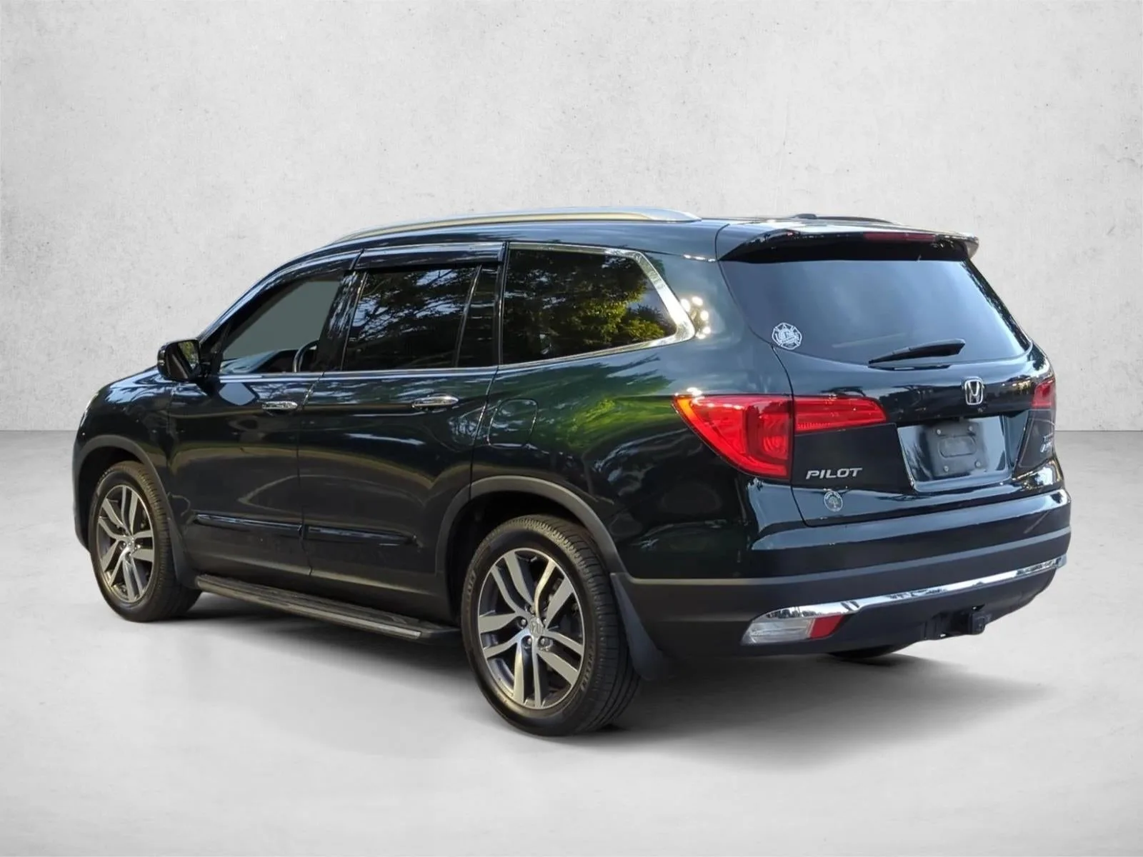 2016 Honda Pilot AWD Touring with DVD Rear Entertainment System and Navigation photo 6