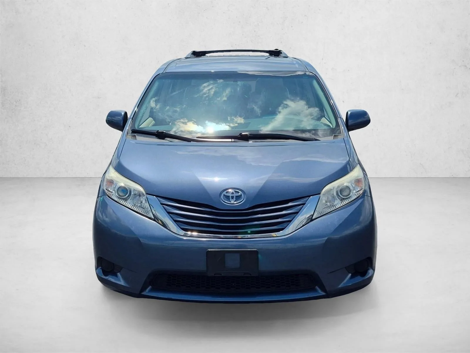 2016 Toyota Sienna LE 8 Passenger photo 2