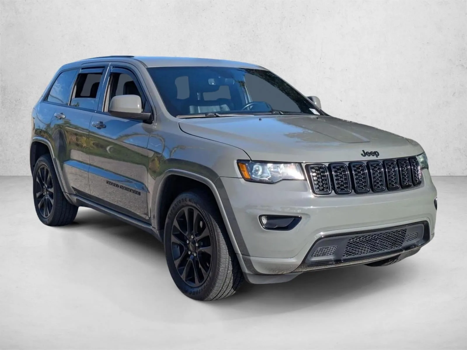 2020 Jeep Grand Cherokee Altitude 4x2 photo 3