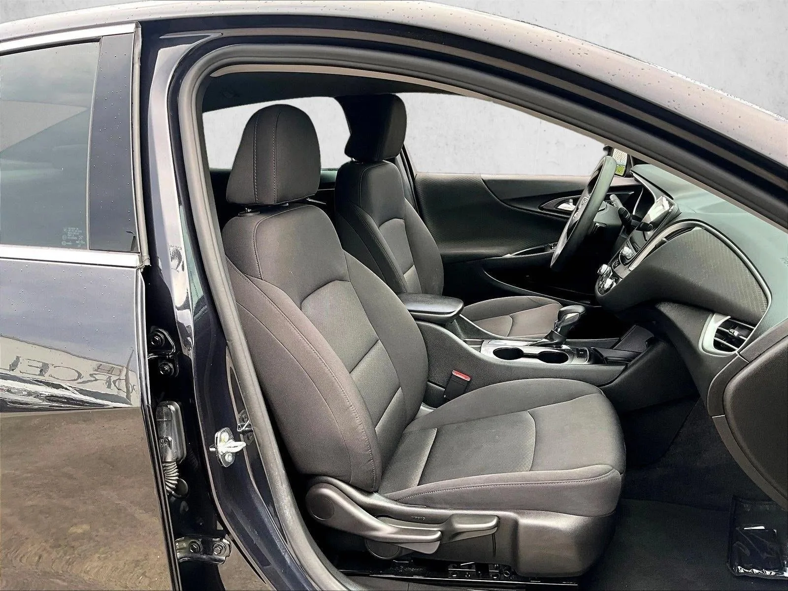 2022 Chevrolet Malibu LS photo 9