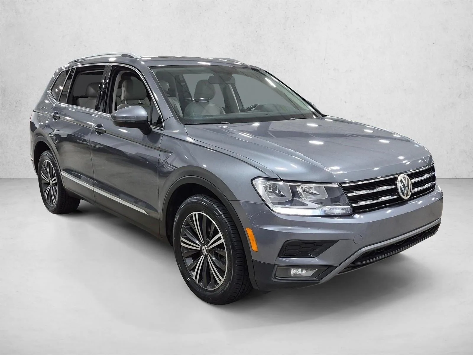 2018 Volkswagen Tiguan 2.0T SEL FWD photo 3