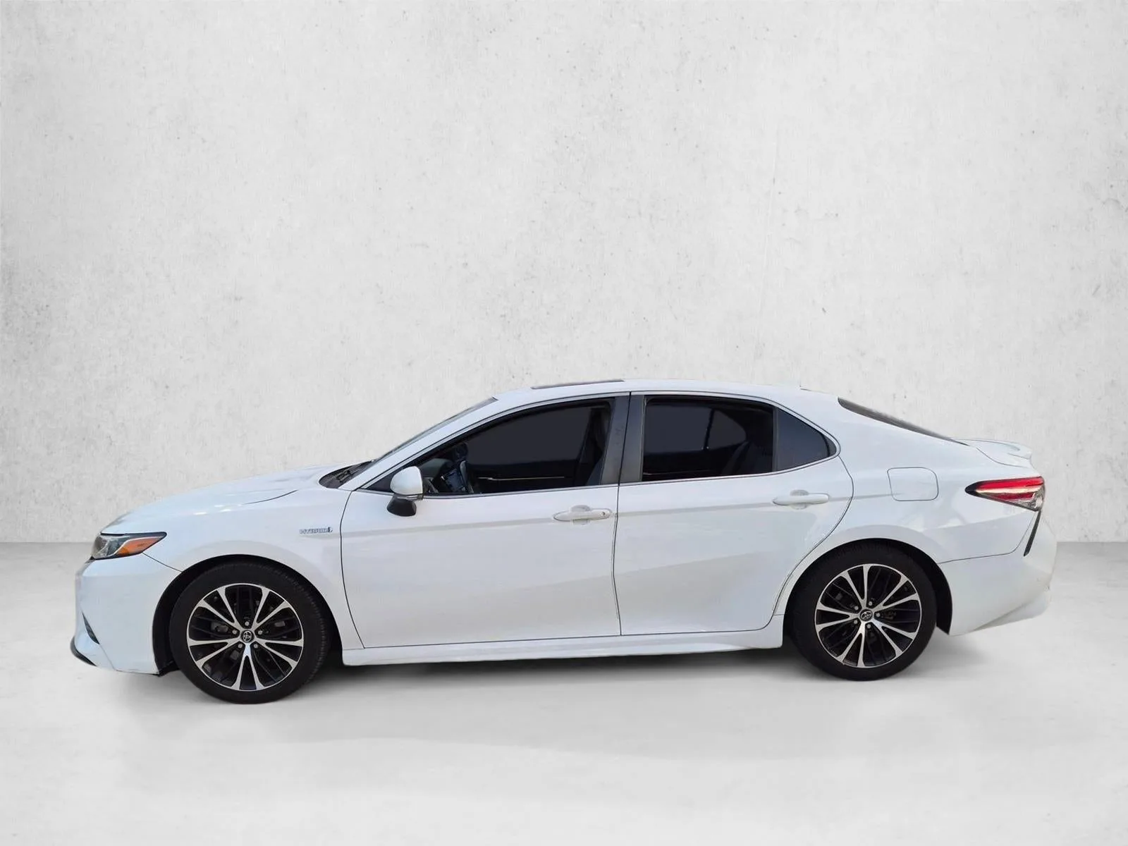 2018 Toyota Camry Hybrid SE CVT (Natl) photo 5