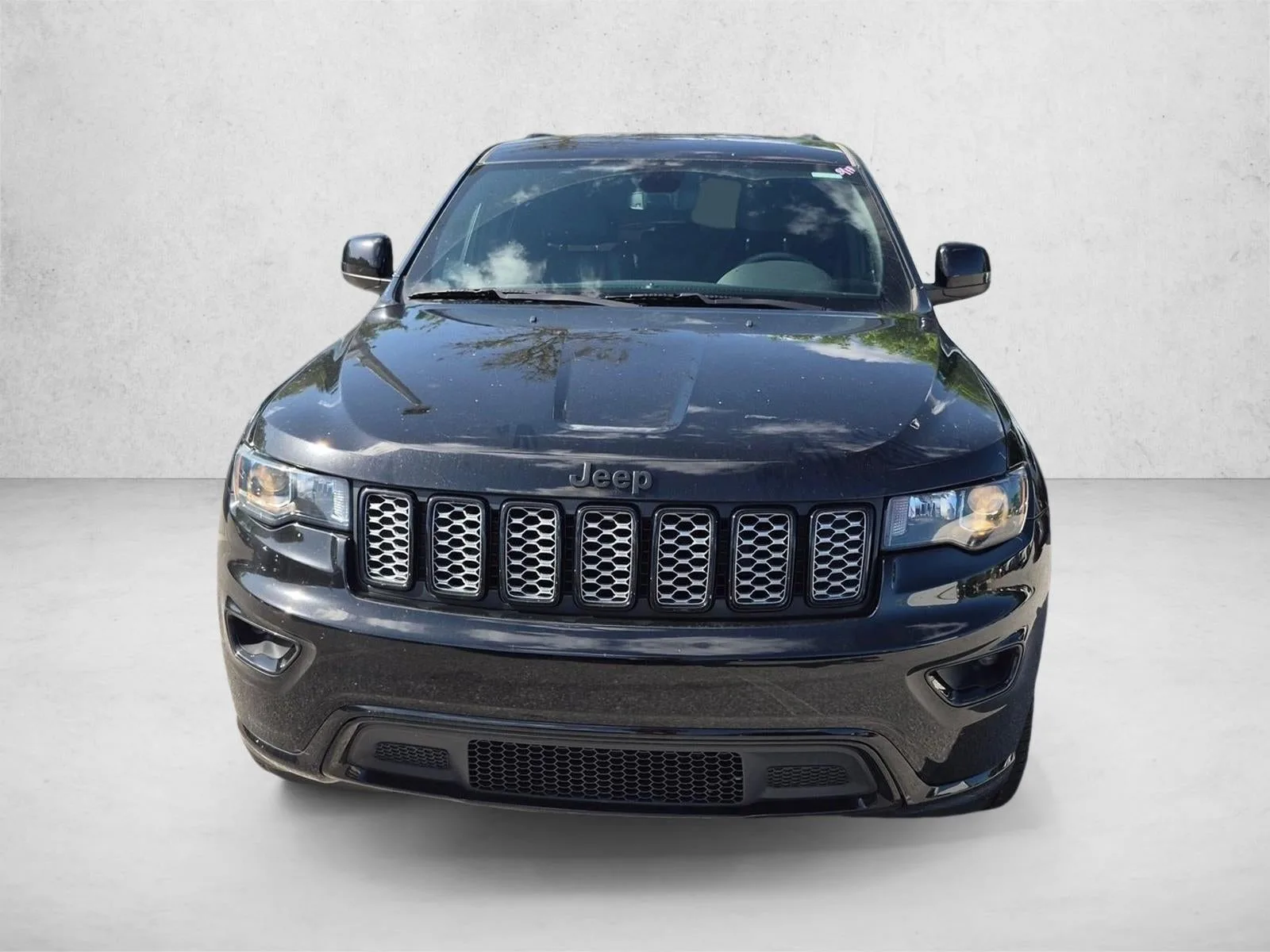 2019 Jeep Grand Cherokee Altitude 4x2 photo 2
