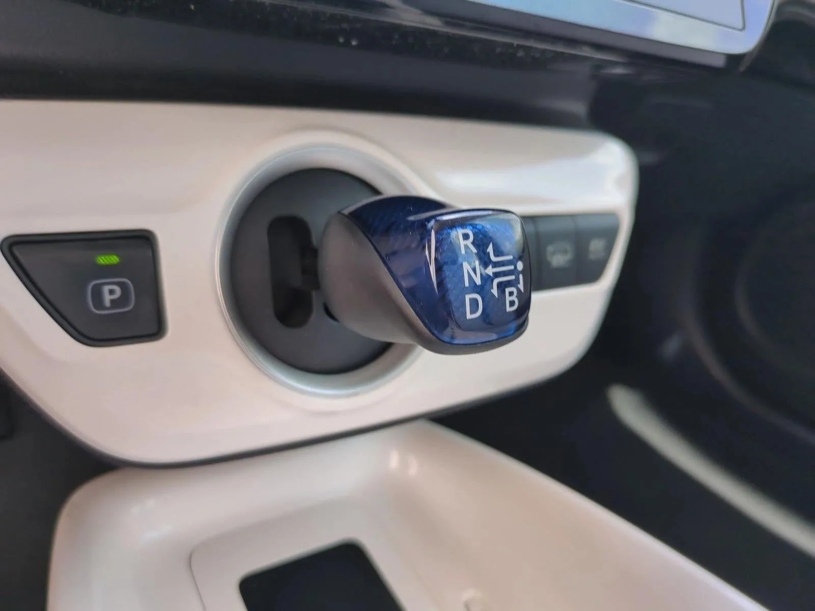 2018 Toyota Prius Prime Advanced (Natl) photo 12