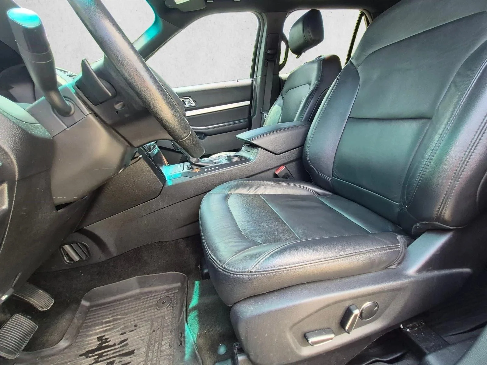 2017 Ford Explorer XLT FWD photo 11