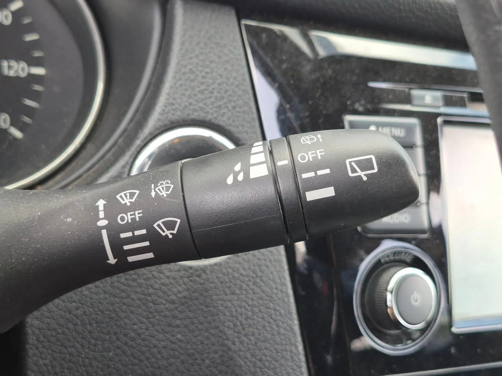 2018 Nissan Rogue FWD SV photo 7