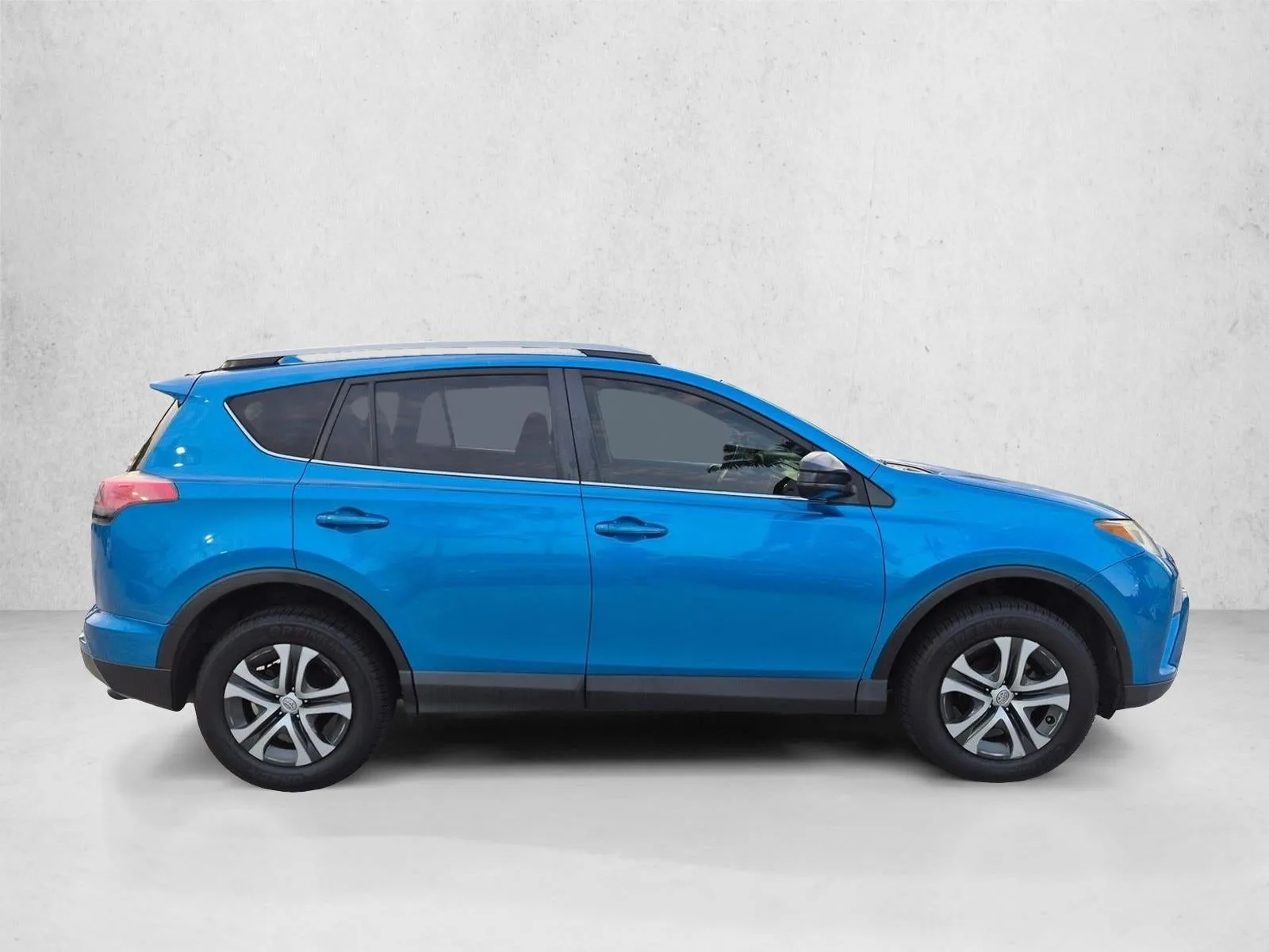 2018 Toyota RAV4 LE FWD (GS) photo 4