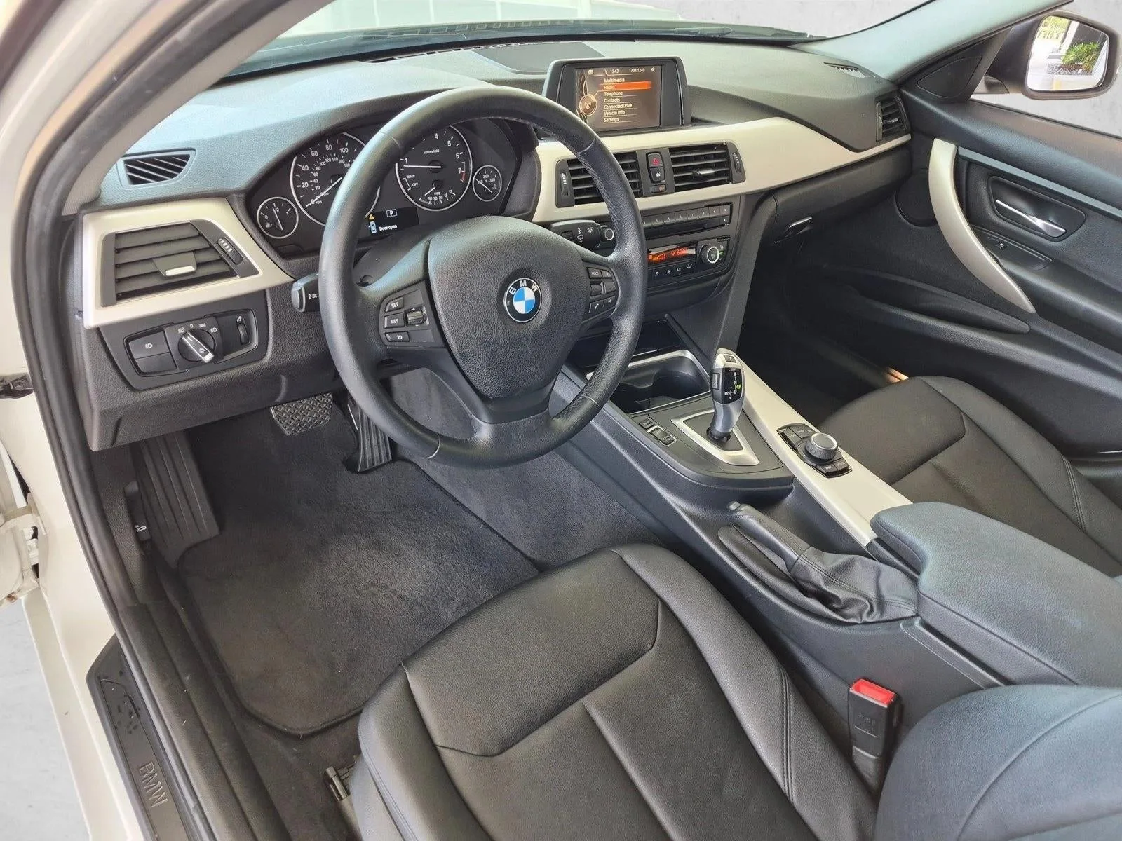 2015 BMW 320i Sedan photo 9
