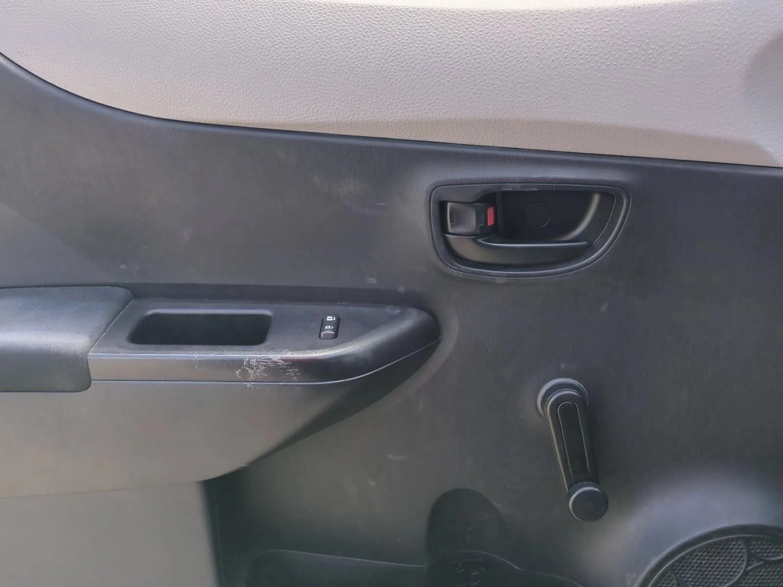 2013 Toyota Yaris 5dr Liftback Auto L (Natl) photo 9