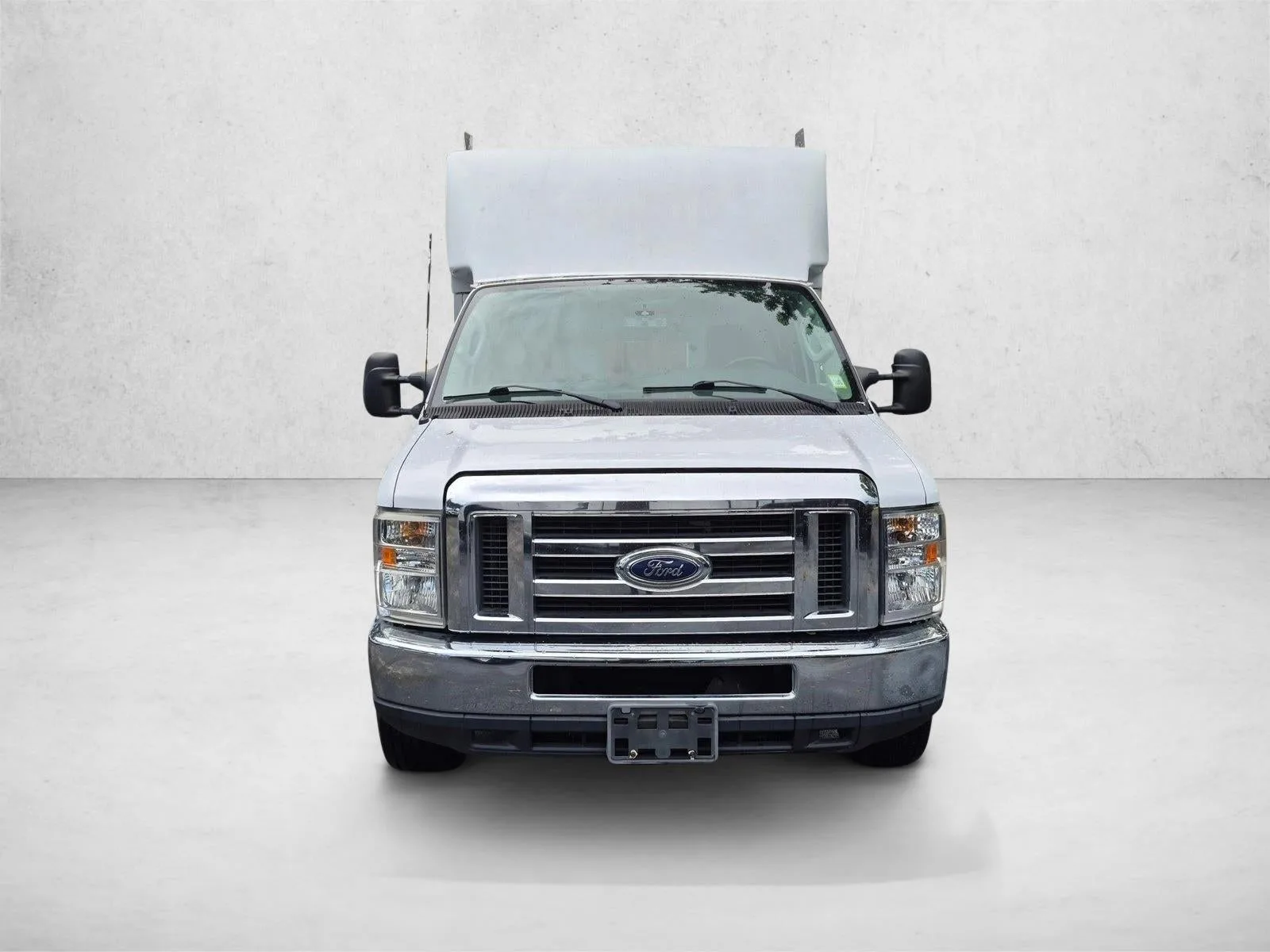 2018 Ford E-Series Cutaway Base photo 2