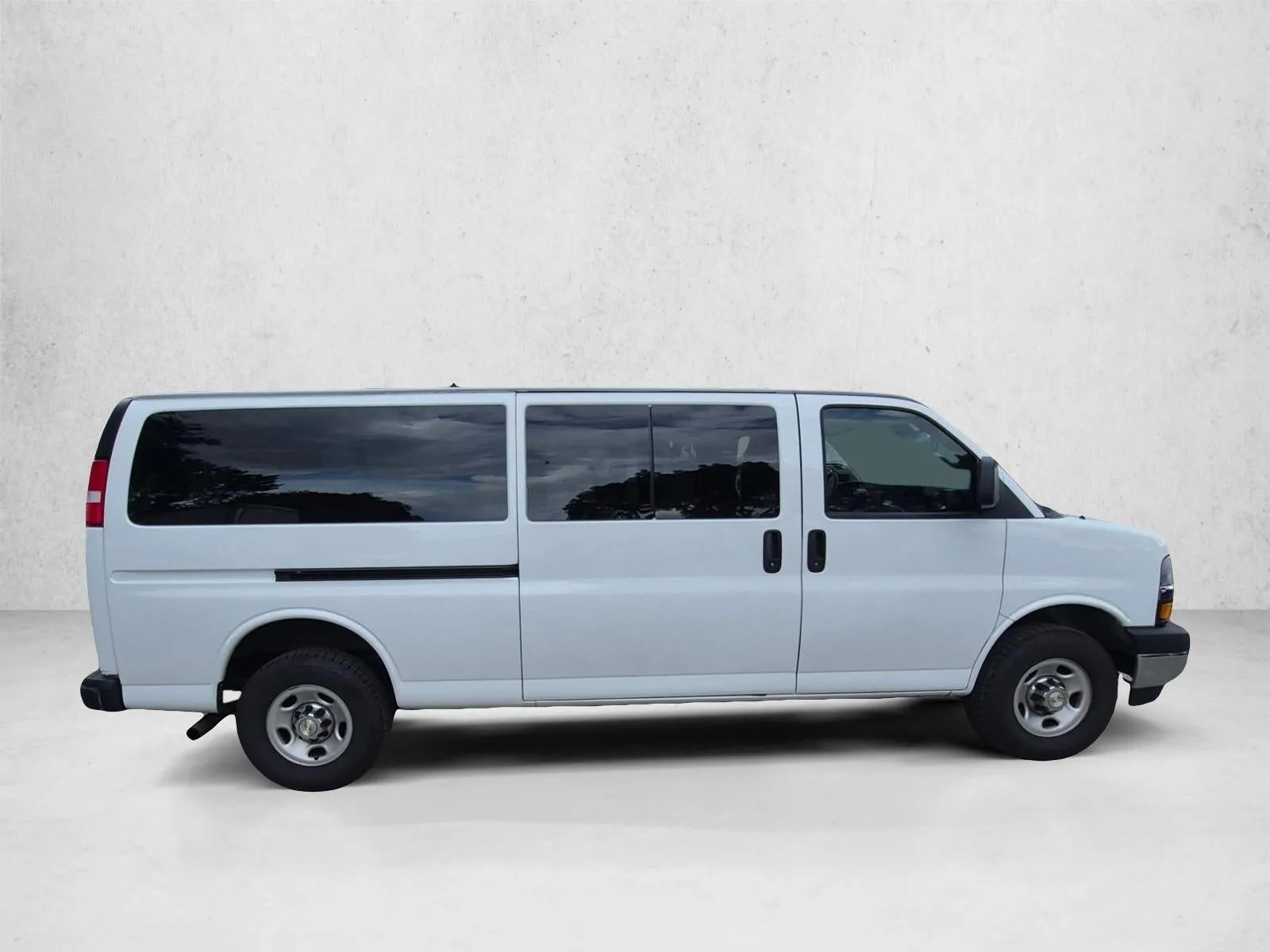 2024 Chevrolet Express Passenger 3500 1LT photo 4