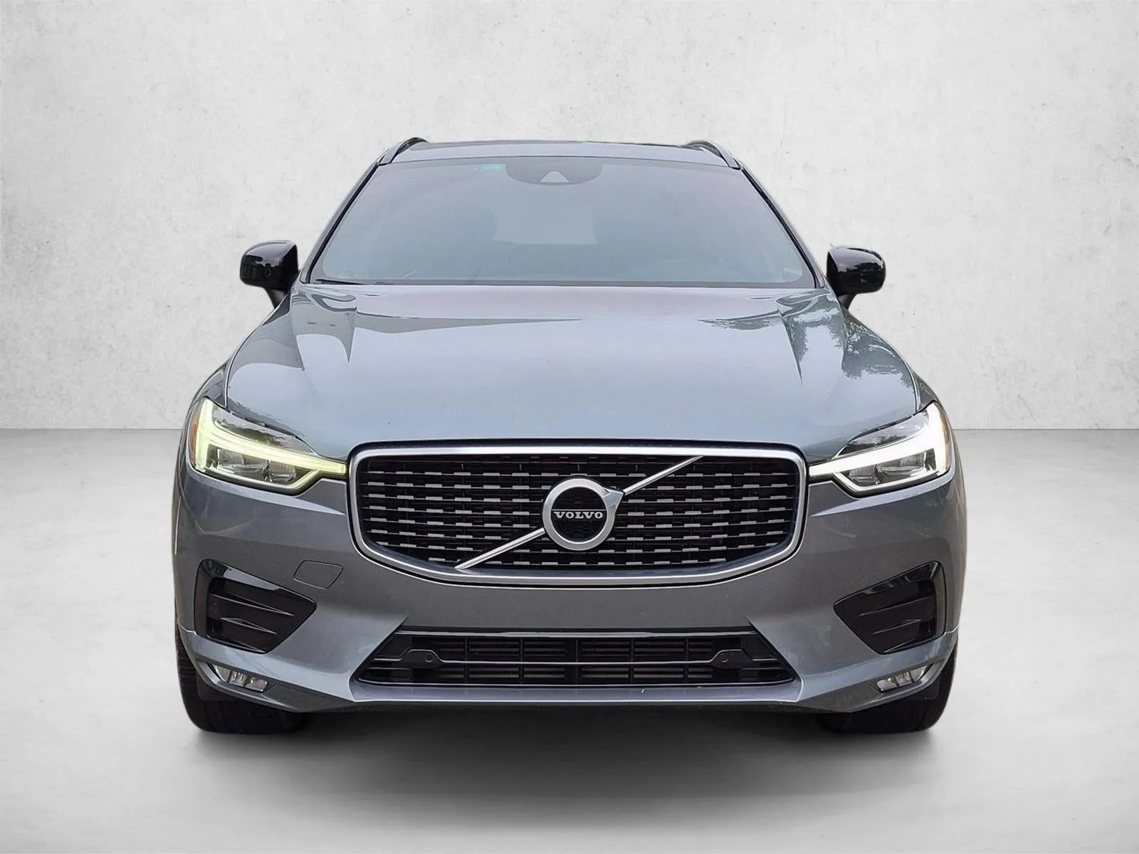 2020 Volvo XC60 T5 FWD R-Design photo 2