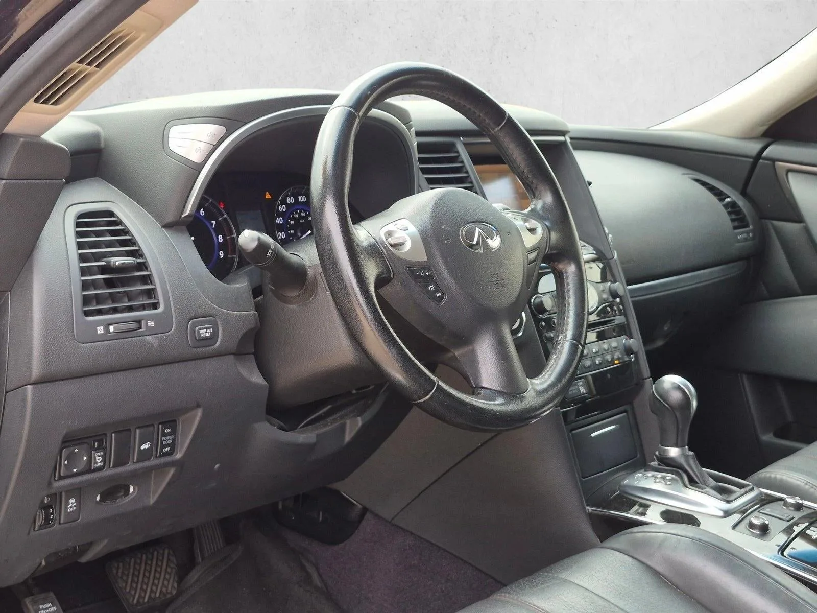 2017 INFINITI QX70 RWD photo 2