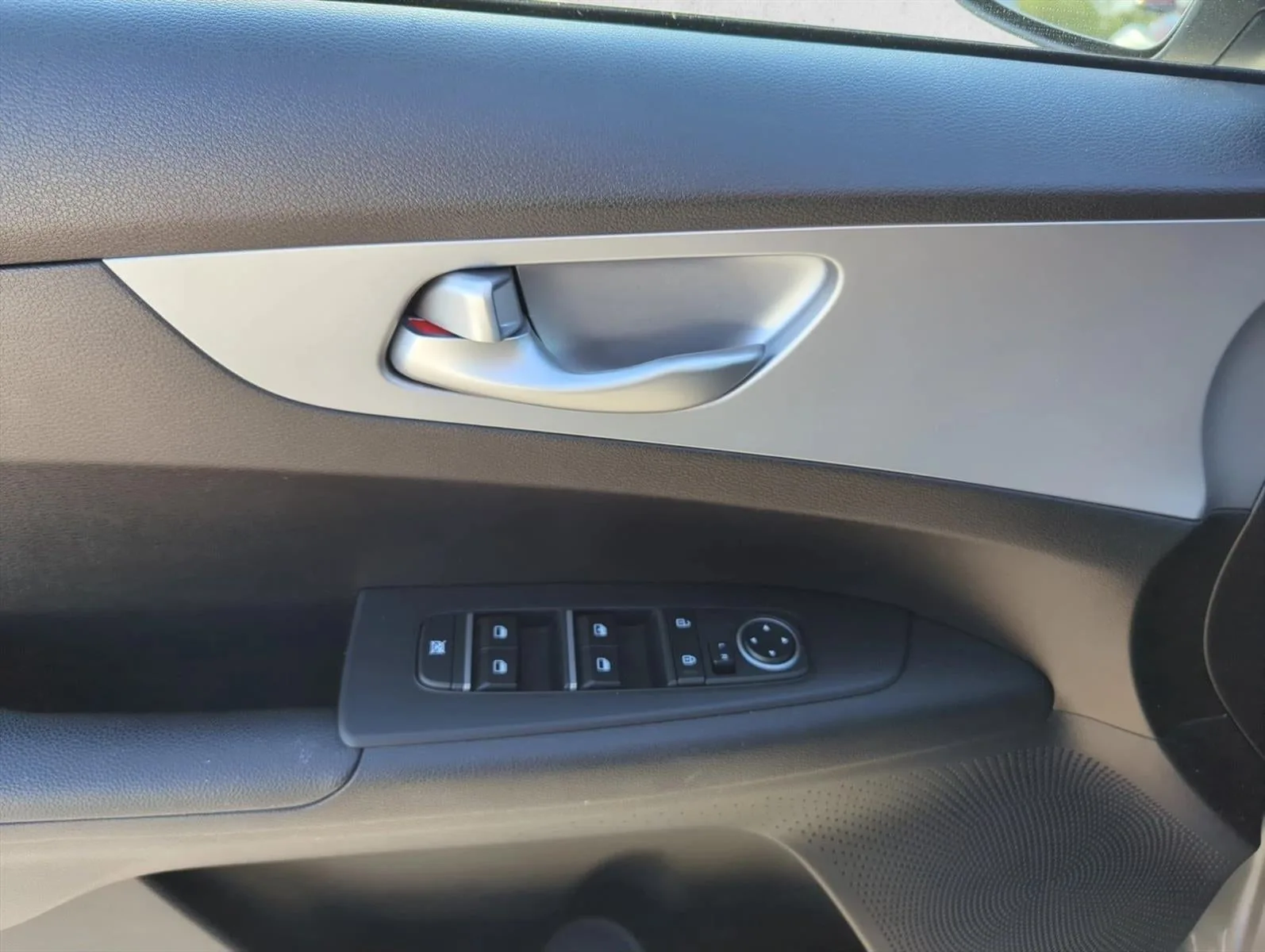 2023 Kia Forte LXS IVT photo 9