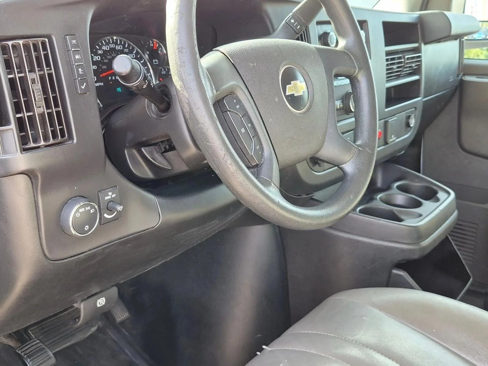2020 Chevrolet Express Cargo Van 2500 Extended Wheelbase Rear-Wheel Drive photo 9