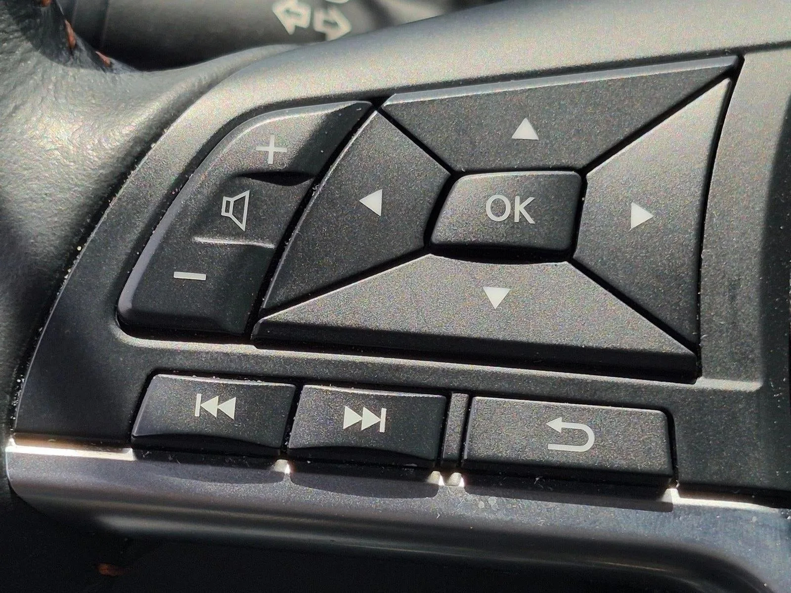 2024 Nissan Sentra SR CVT photo 10