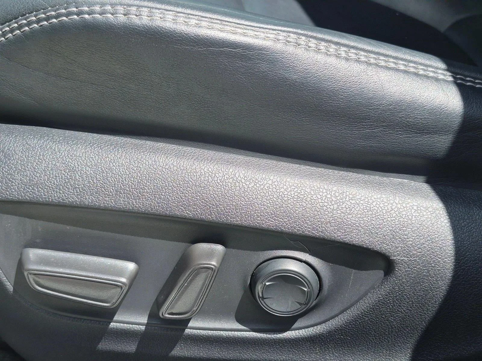2021 Toyota RAV4 XLE Premium FWD (Natl) photo 4