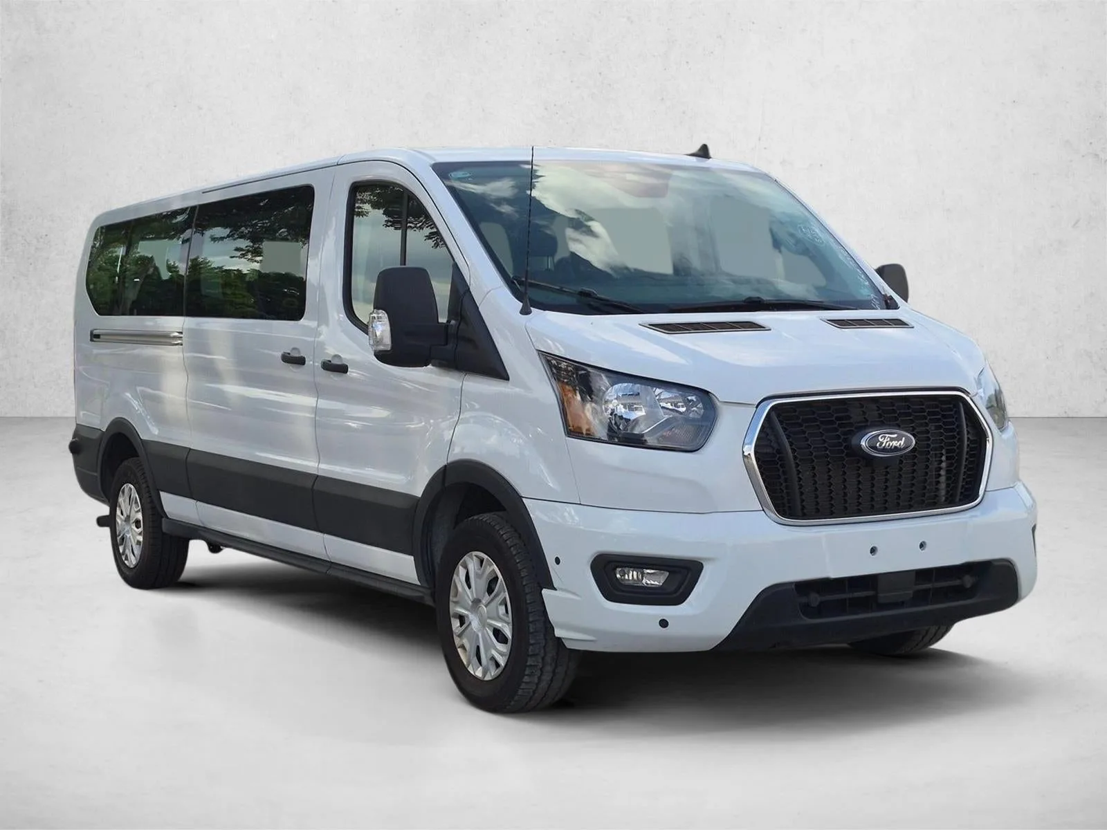 2024 Ford Transit Passenger Wagon XL photo 3