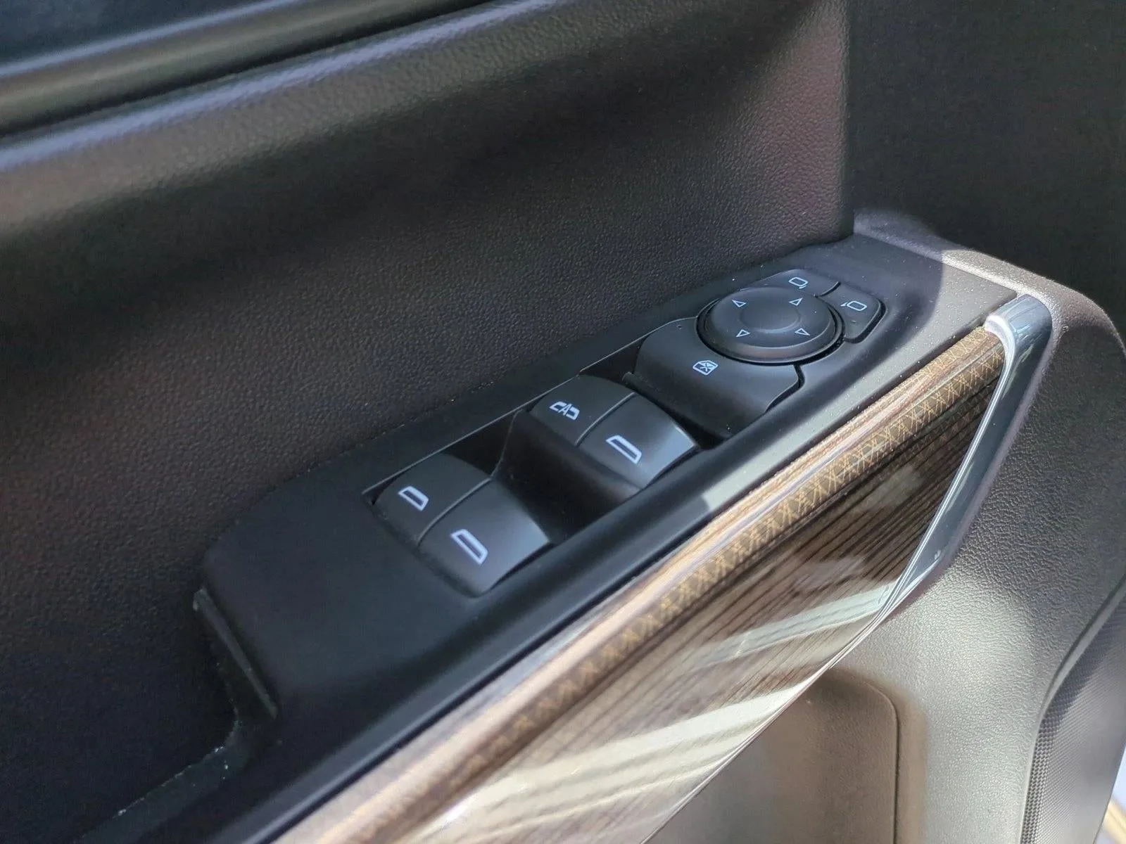 2019 Chevrolet Silverado 1500 Crew Cab Short Box 2-Wheel Drive LT photo 12
