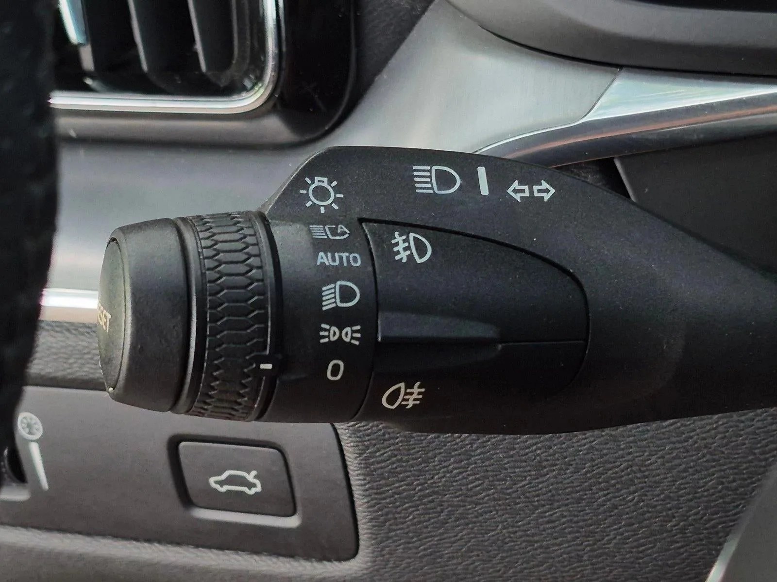 2018 Volvo XC60 T6 AWD Momentum photo 9