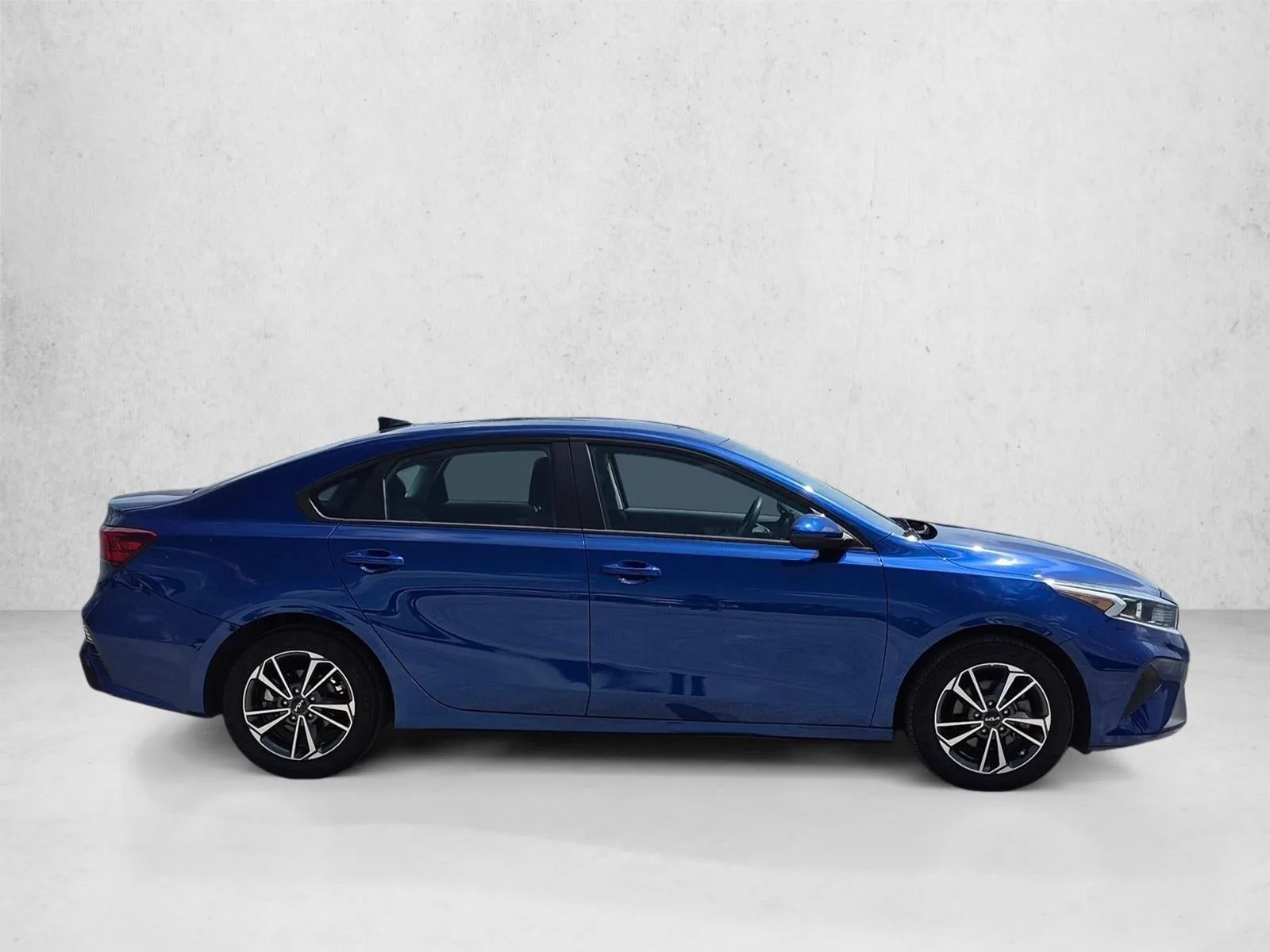2023 Kia Forte LXS IVT photo 4
