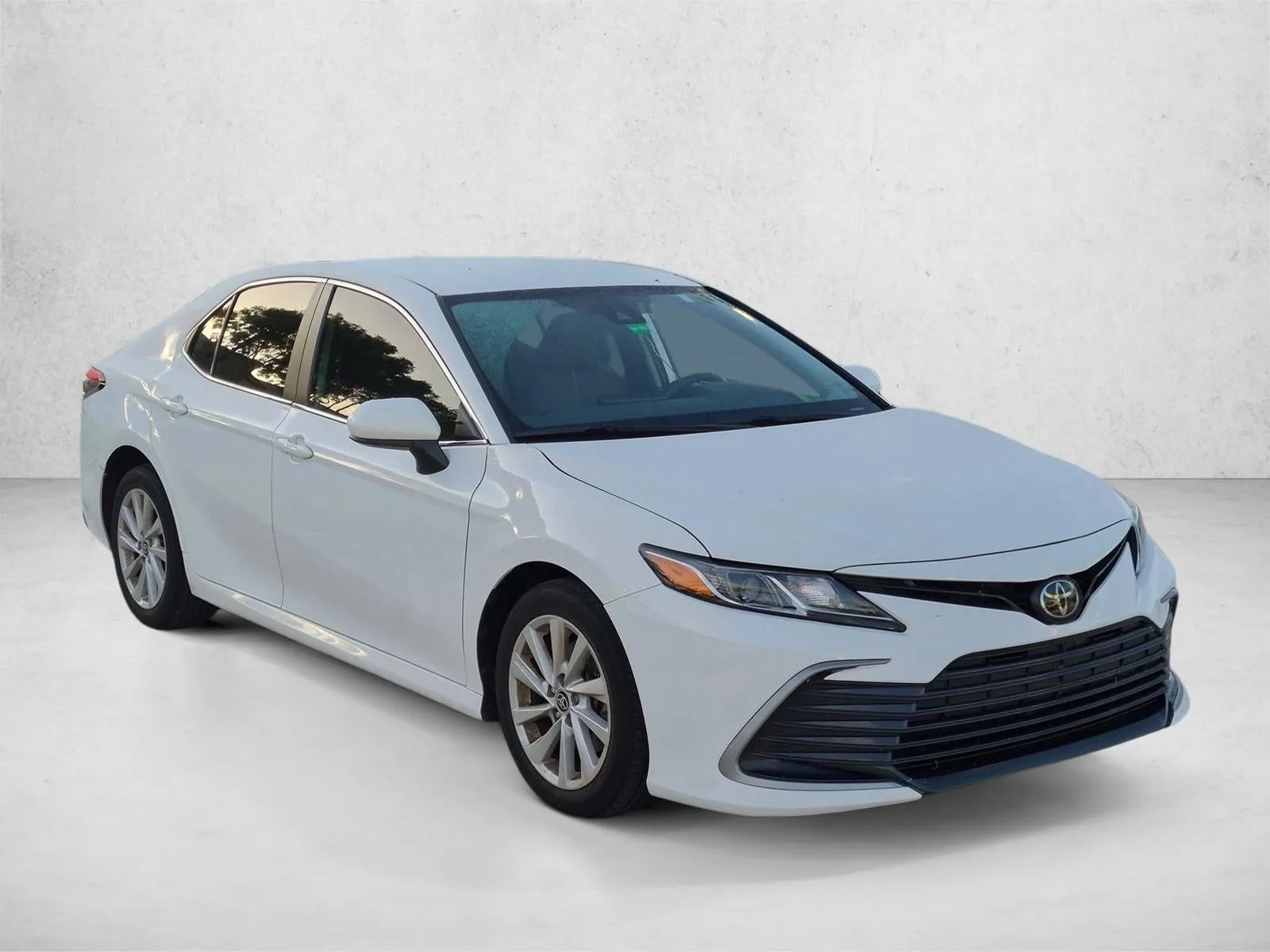 2022 Toyota Camry LE Auto (SE) photo 3