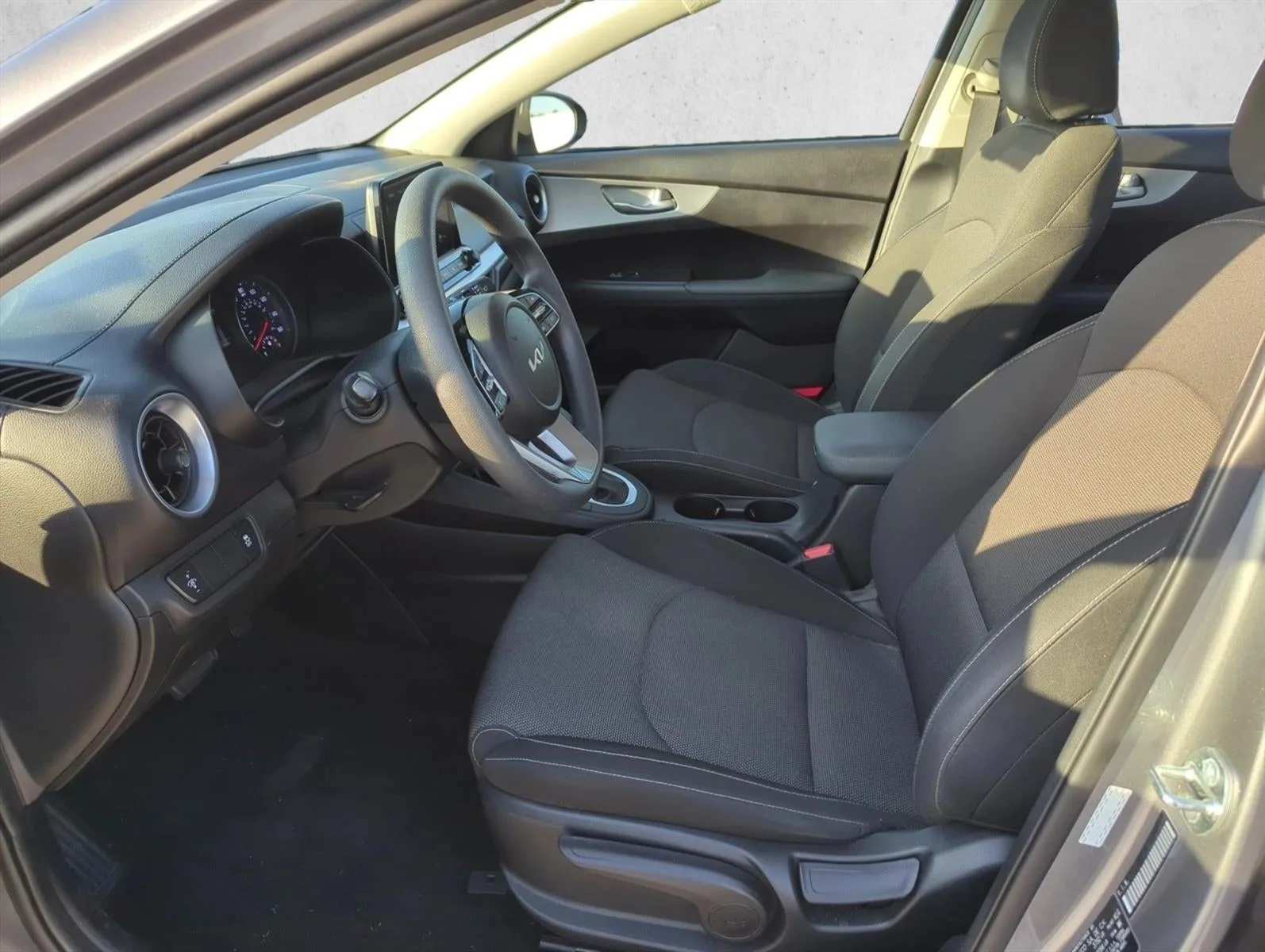 2023 Kia Forte LXS IVT photo 12