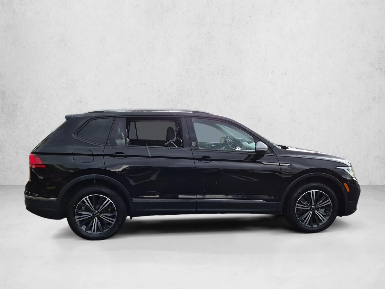 2024 Volkswagen Tiguan 2.0T Wolfsburg Edition 4MOTION photo 4