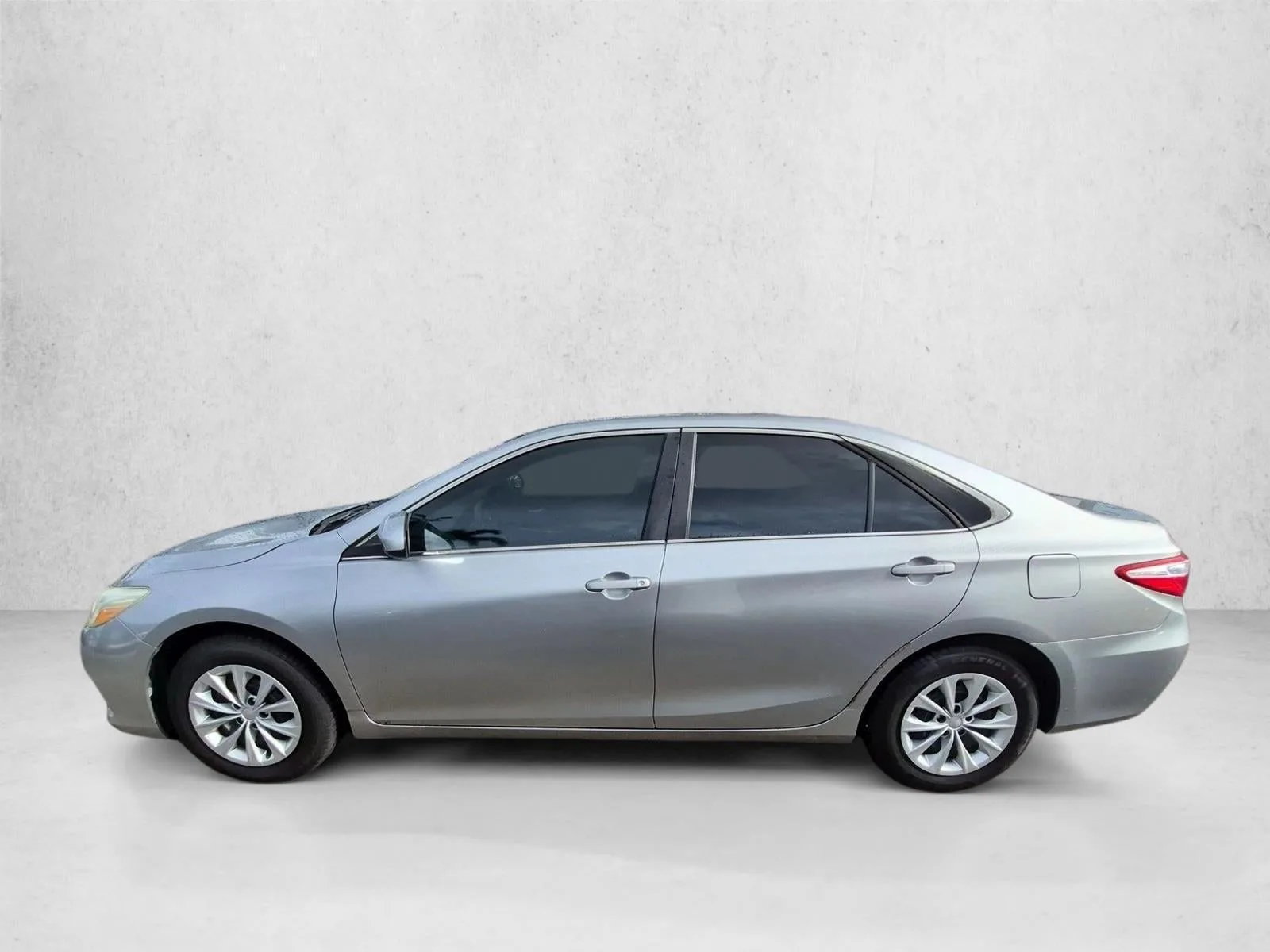 2015 Toyota Camry XLE photo 9
