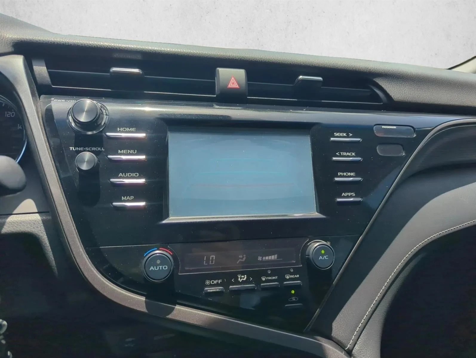2019 Toyota Camry SE Auto (SE) photo 11