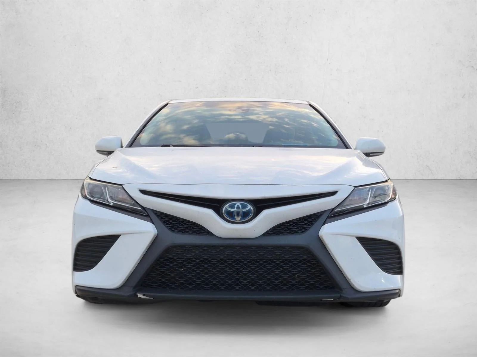 2018 Toyota Camry Hybrid SE CVT (Natl) photo 2