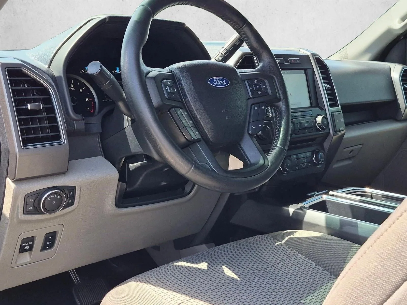 2018 Ford F-150 XLT 2WD SuperCrew 5.5' Box photo 9