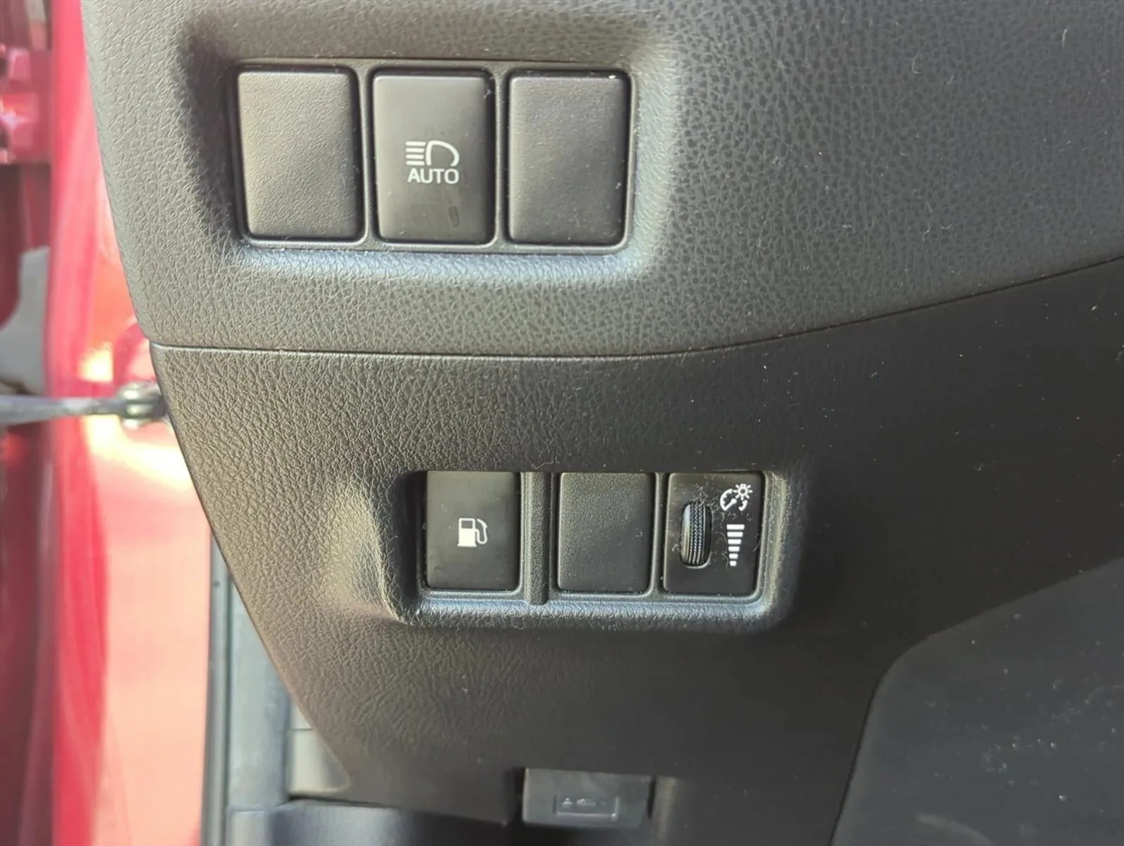 2018 Toyota C-HR XLE FWD (Natl) photo 11