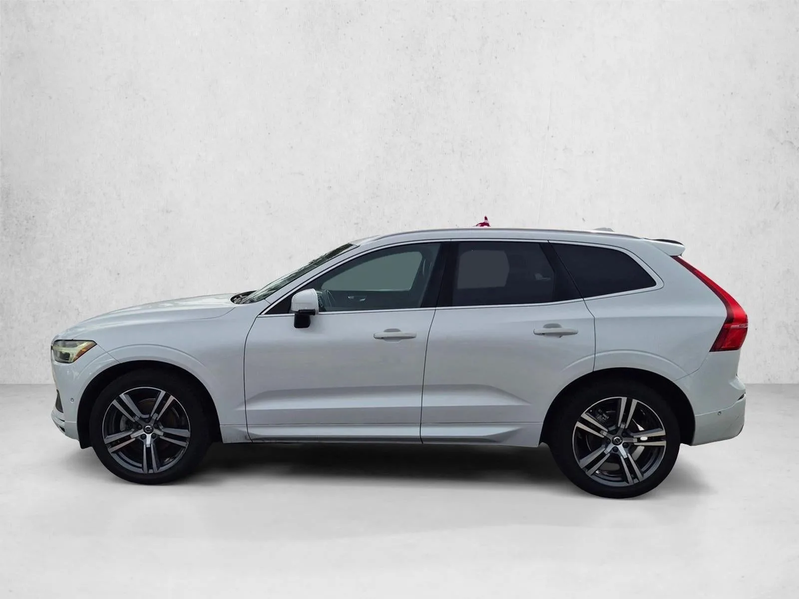 2019 Volvo XC60 T5 Momentum photo 9