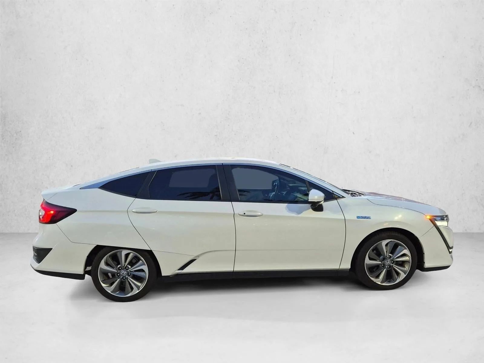2018 Honda Clarity Plug-In Hybrid Touring Sedan photo 4