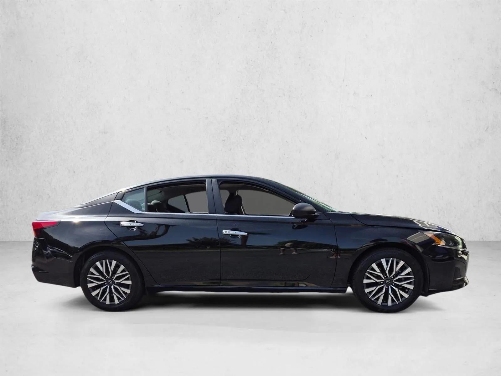 2024 Nissan Altima 2.5 SV Sedan photo 4