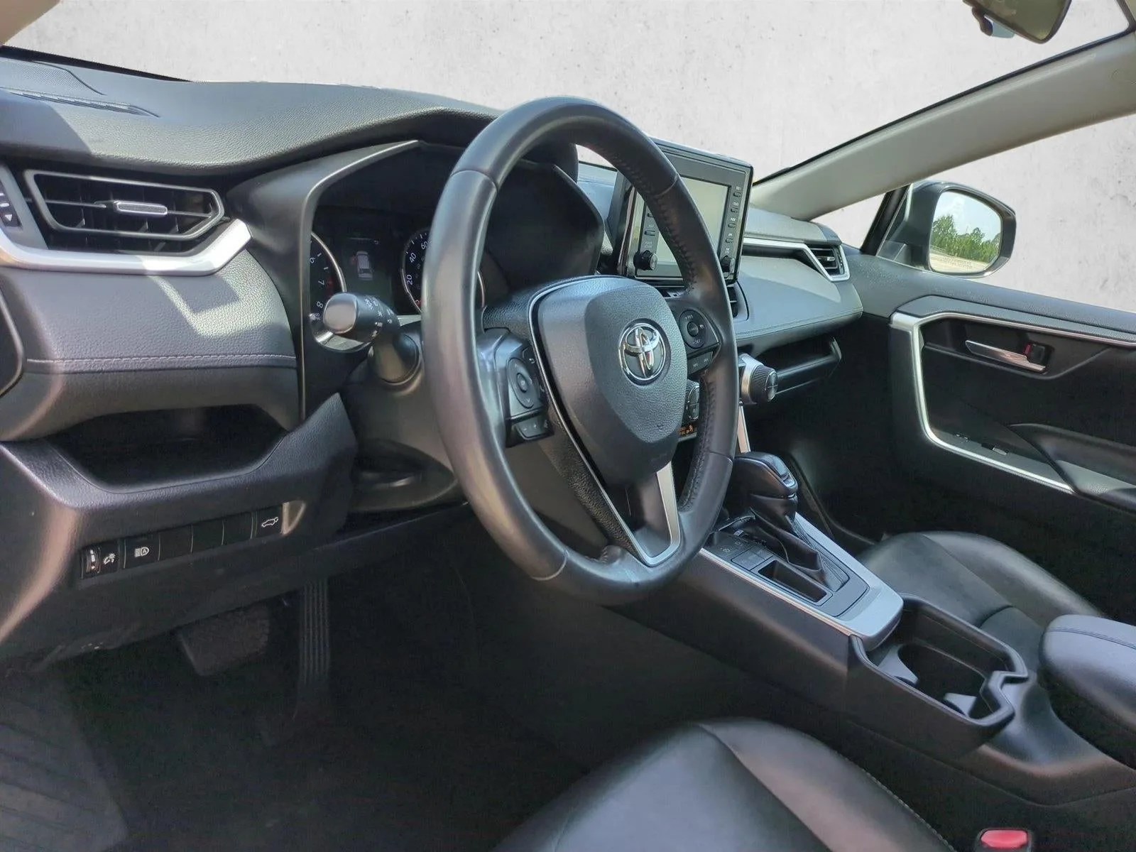 2019 Toyota RAV4 XLE Premium FWD (Natl) photo 10