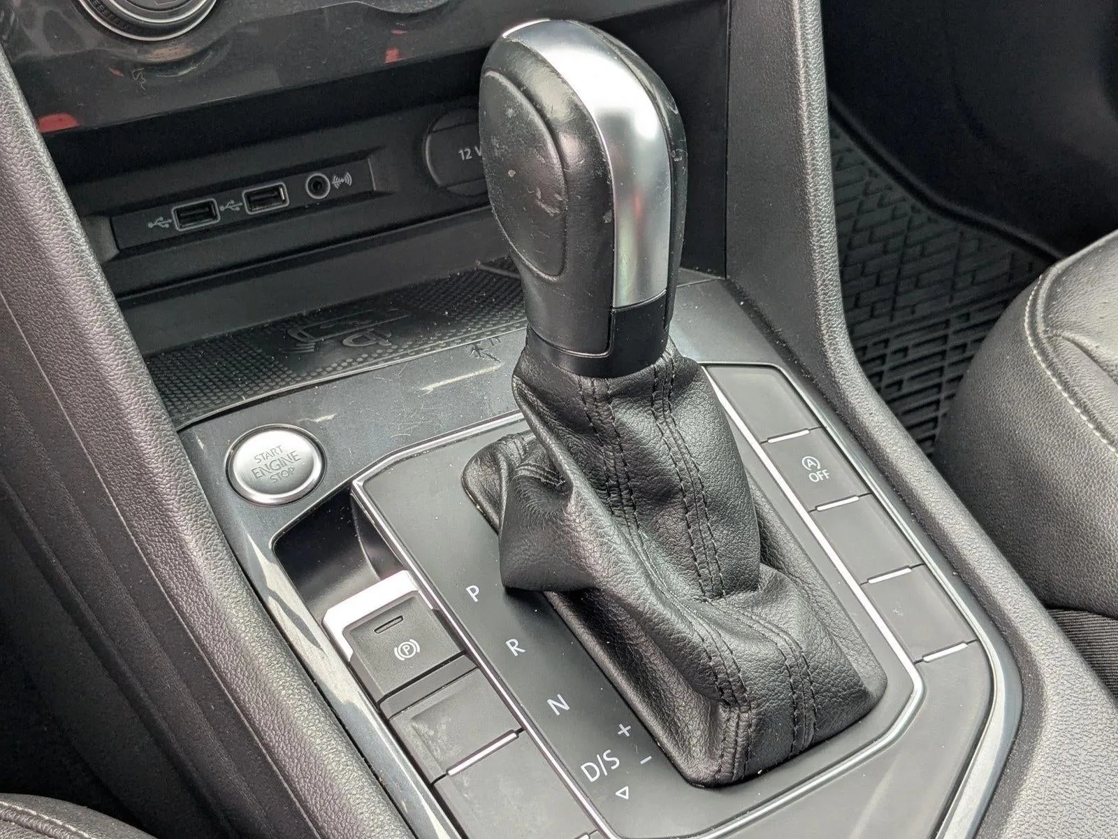 2020 Volkswagen Tiguan 2.0T SEL photo 11