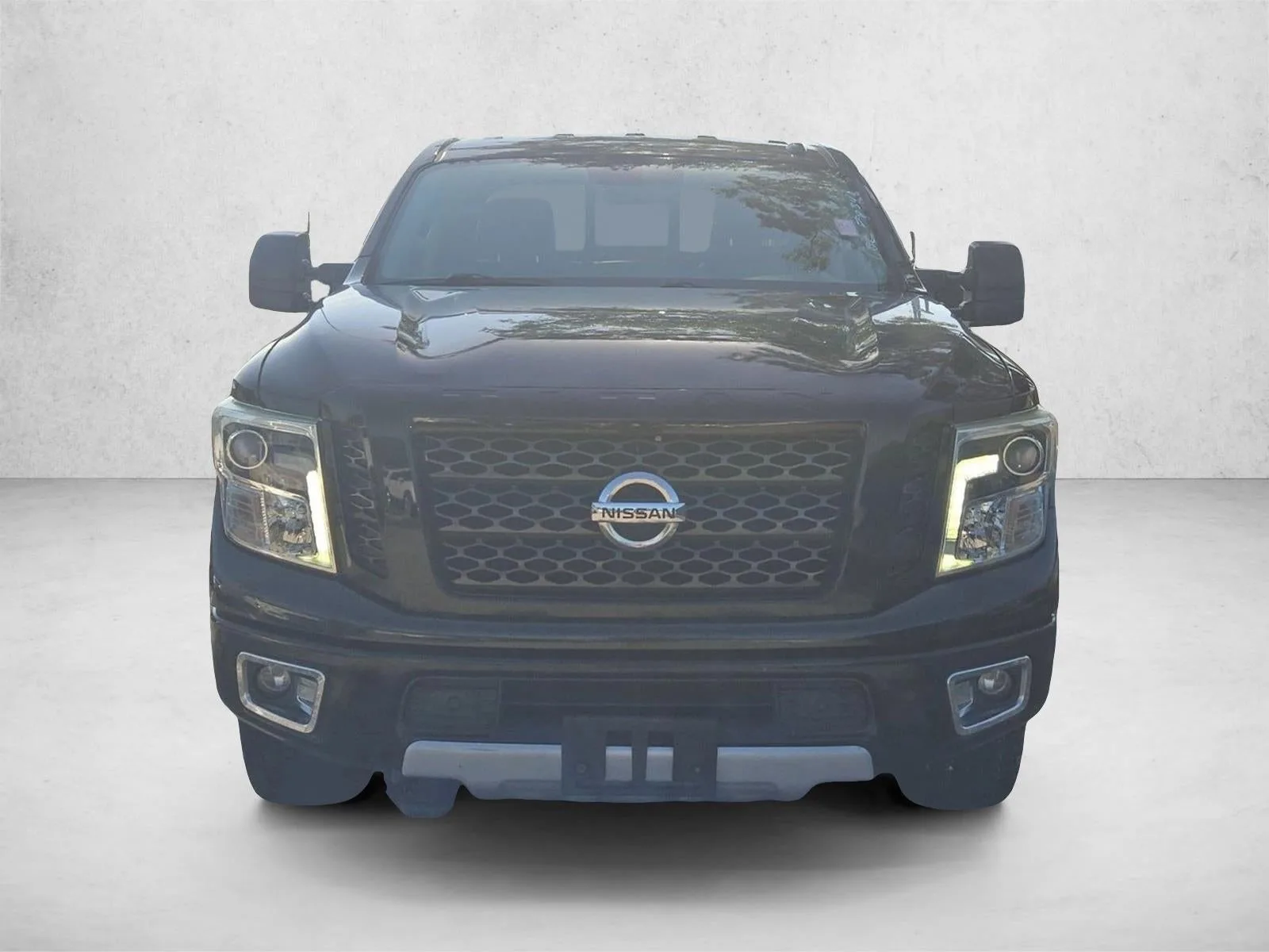 2016 Nissan Titan XD 4WD Crew Cab PRO-4X Diesel photo 2