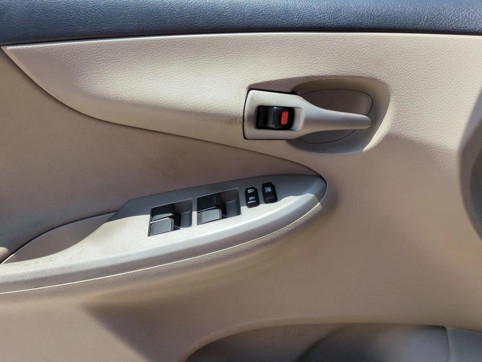 2013 Toyota Corolla 4dr Sdn Auto LE (Natl) photo 11
