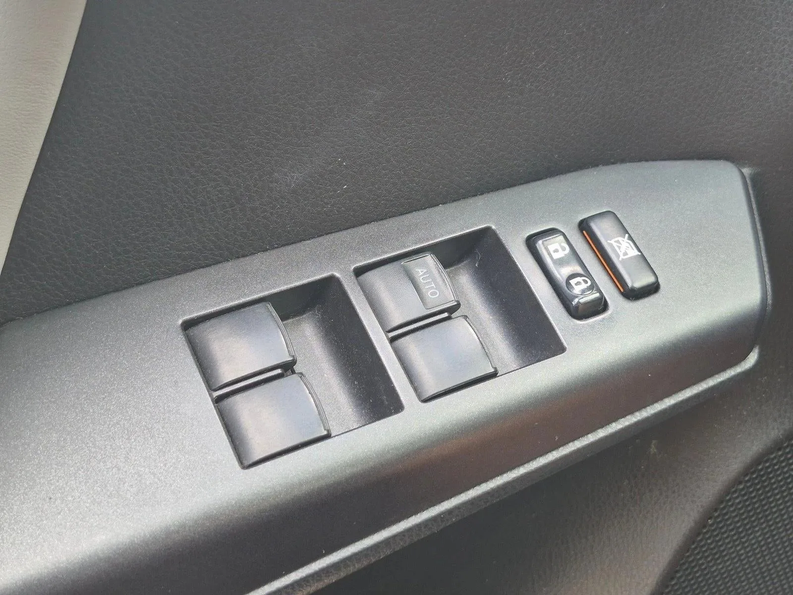 2017 Toyota RAV4 XLE FWD (GS) photo 12