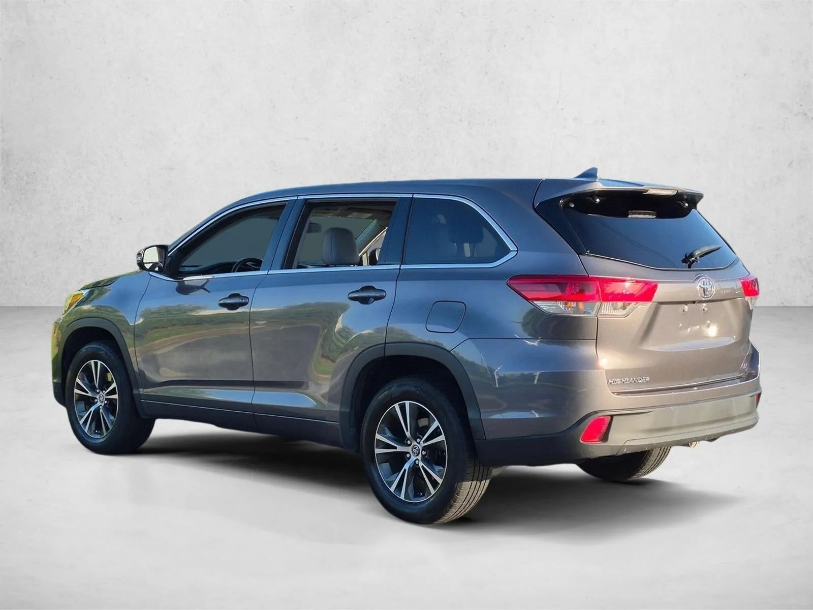 2018 Toyota Highlander LE Plus V6 FWD (SE) photo 8
