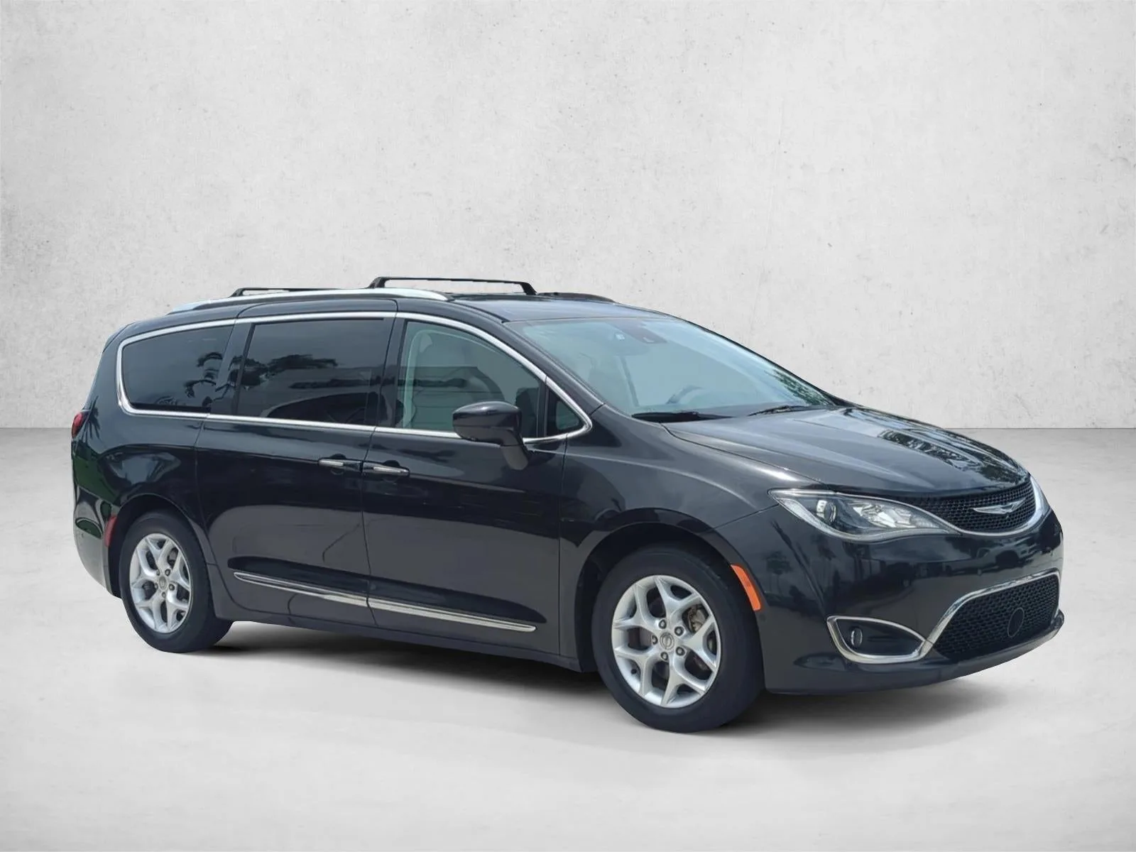 2018 Chrysler Pacifica Touring L FWD photo 3