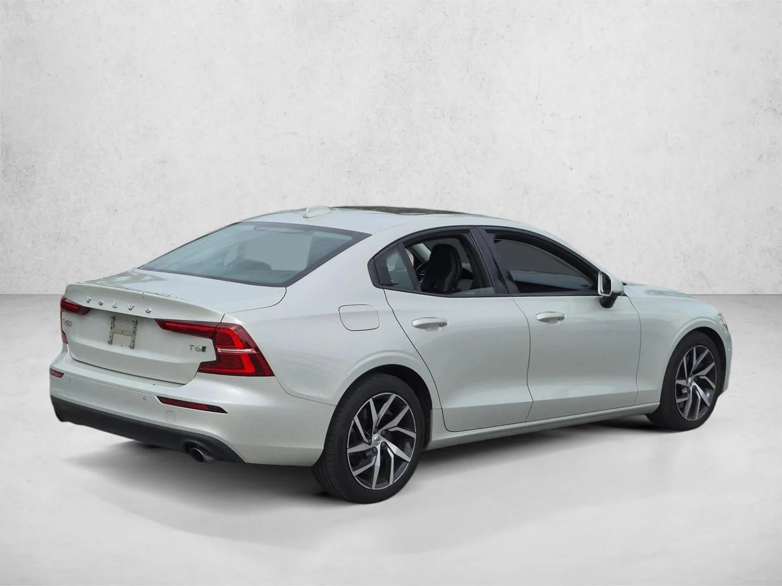 2019 Volvo S60 T6 AWD Momentum photo 5