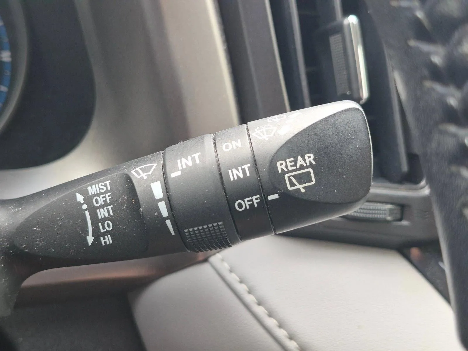 2017 Toyota RAV4 XLE FWD (GS) photo 7