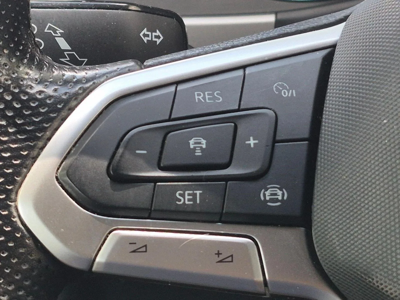 2020 Volkswagen Atlas Cross Sport 3.6L V6 SE w/Technology photo 8
