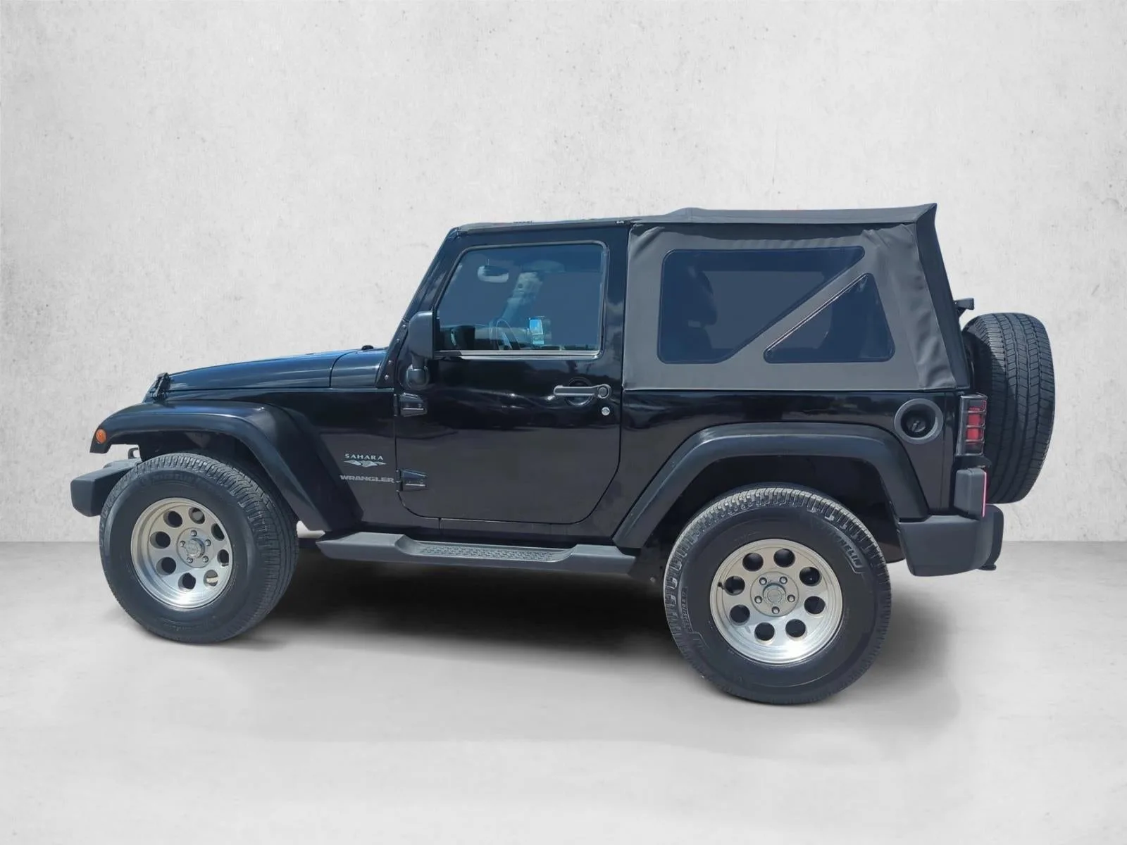 2013 Jeep Wrangler 4WD 2dr Sahara photo 8